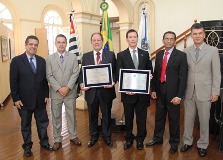 Empresários da Cast Informática recebem Título de Cidadão Araraquarense