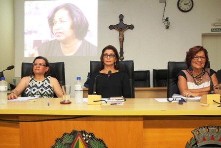 Autoridades na área debatem Mulheres na política e Política para as mulheres.