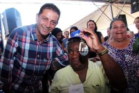 Família de Denise e mais 484 ganham a chave da casa em Araraquara