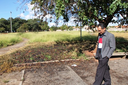 Pastor Raimundo constata vários problemas na Praça do Jardim Ieda 