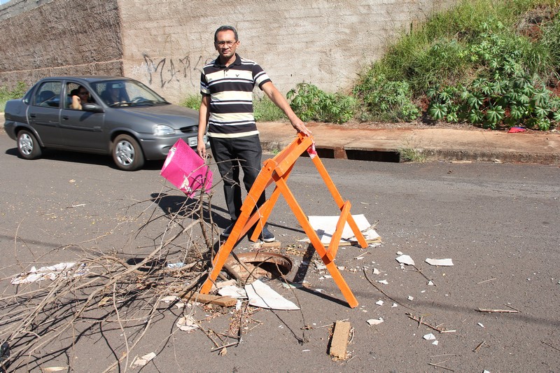 Em 3 bairros Pastor Raimundo constata perigo em ruas e lixão clandestino.