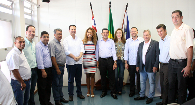 Vereadores acompanham visita do ministro Kassab, que confirma selo comemorativo ao bicentenário de Araraquara