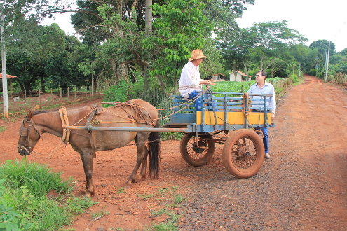 Buracos e pedregulhos na estrada dificultam o dia a dia de agricultores da região dos Machados