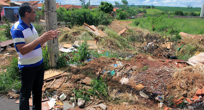 Buraco e lixo são problemas no Jardim São Rafael