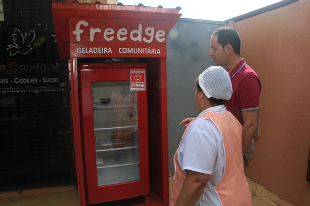 Roger Mendes verifica retorno da geladeira comunitária no Faveral