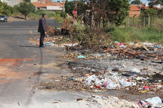 Despejo de lixo clandestino prejudica meio ambiente na Vila Biagioni