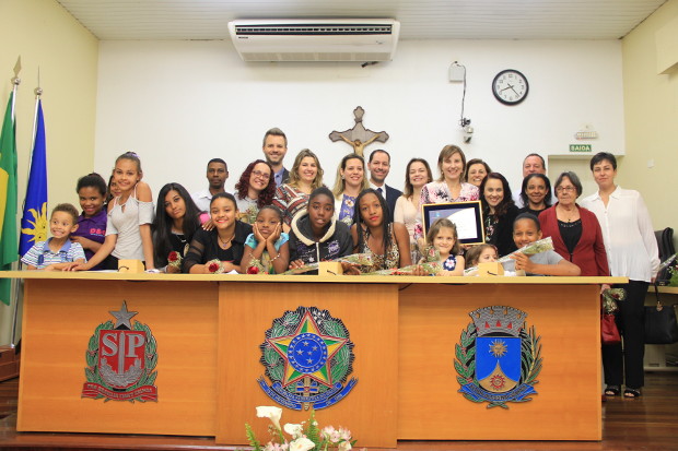 Oficina das Meninas recebe Diploma de Honra ao Mérito na Câmara Municipal
