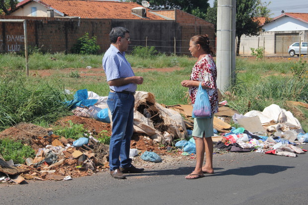 Descarte de lixo em terrenos baldios é motivo de transtorno para população