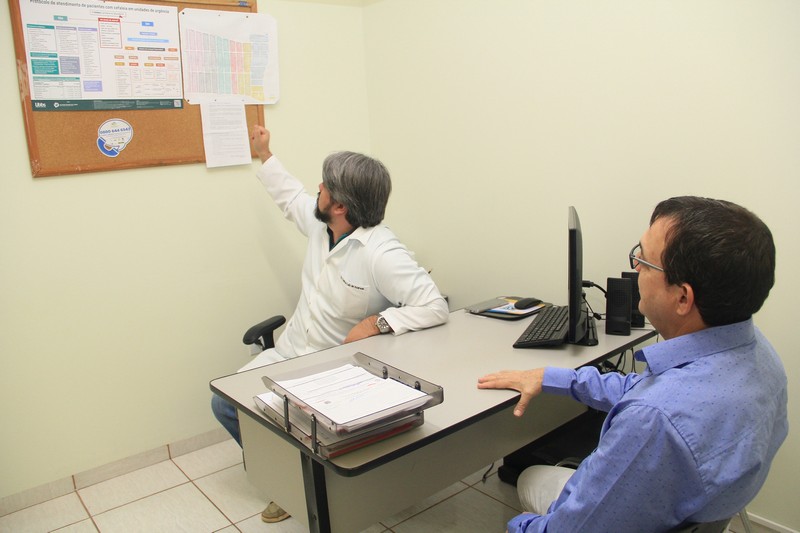 Vereador encontra funcionários satisfeitos e serviço eficiente em unidade de saúde do município