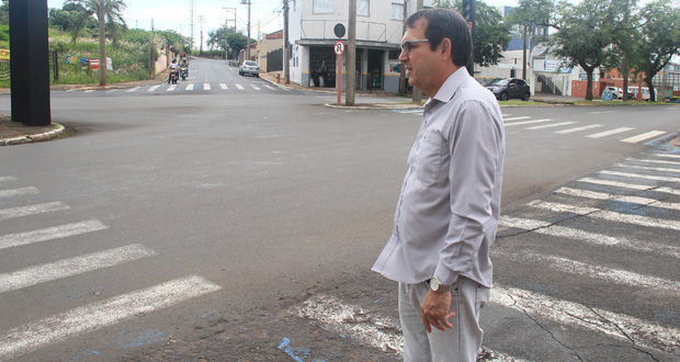 Gerson da Farmácia verifica problemas de trânsito na Padre Anchieta