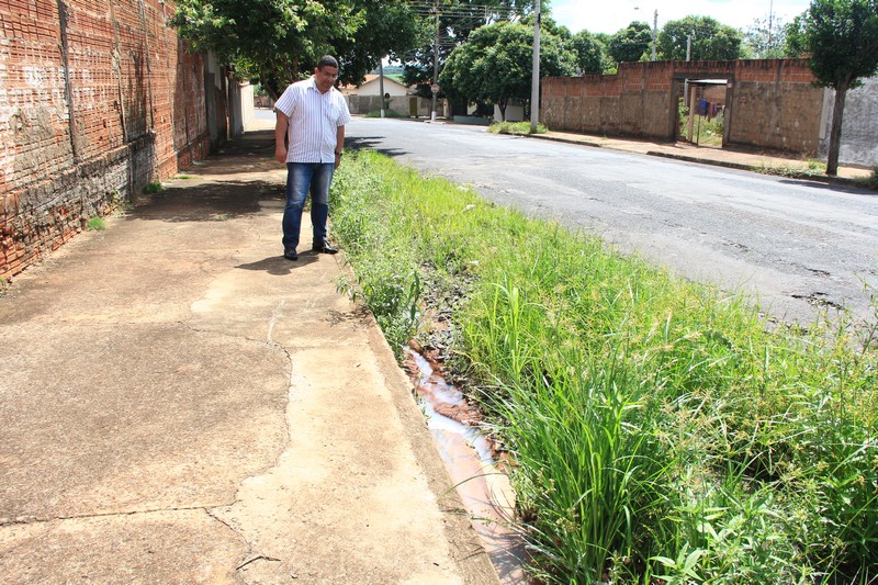 Vereador Zé Luiz identifica falta de guia e sarjeta em avenida do bairro Vale do Sol