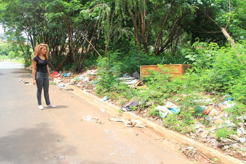 Lixo em terrenos causa transtornos no Jardim Pinheiros