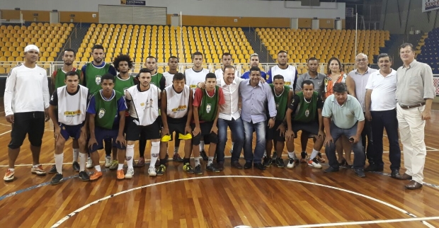 Zé Luiz e prefeito Edinho visitam equipe de futsal de Araraquara