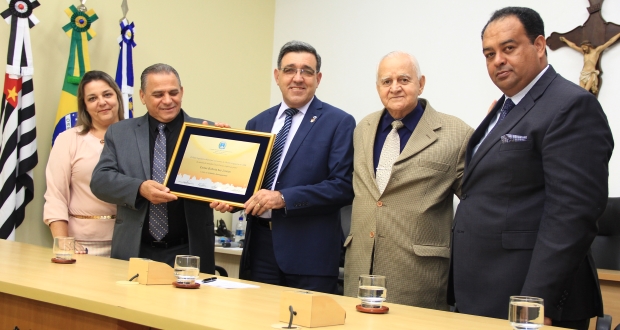 Pastor Carlos Roberto dos Santos recebe Título de Cidadão Araraquarense (com vídeo)