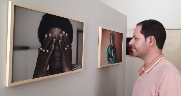 Roger Mendes visita exposição ‘Plural’