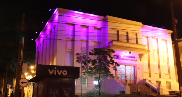 Iluminação da fachada da Câmara conscientiza para o Outubro Rosa