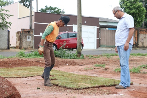 Moradores do Jardim dos Industriários comemoram instalação de campinho de futebol