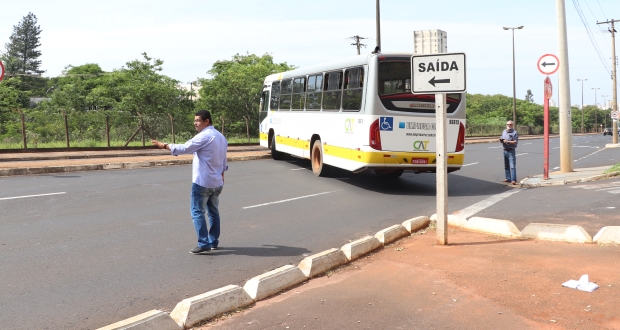 Vereador Zé Luiz (Zé Macaco) acompanha teste para mudança de ponto de ônibus na Upa Central