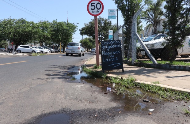 Poça de água preocupa moradores da Vila Xavier e pacientes da Upa