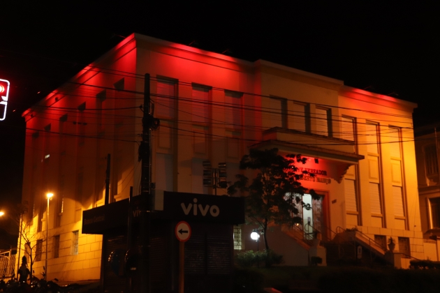 Em busca de conscientizar a população contra o HIV, iluminação da fachada da Câmara Municipal está vermelha
