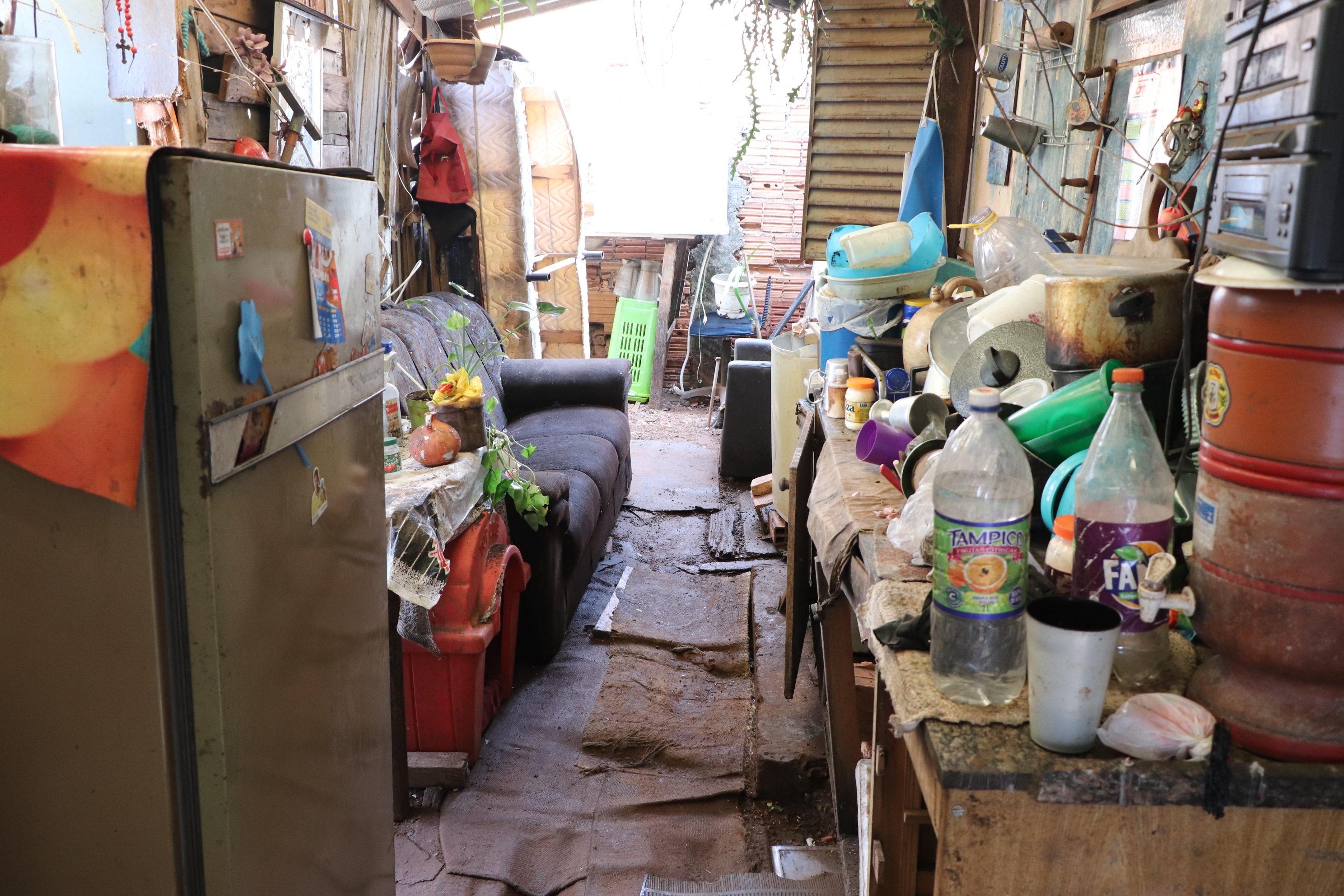Toneladas de inservíveis são removidas de casa no Cecap