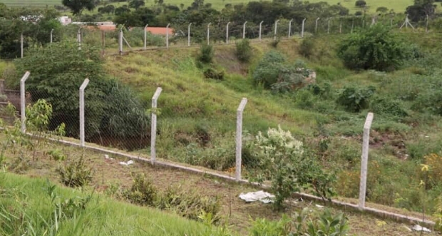 Moradores do Jardim dos Manacás pedem limpeza da área onde fica bacia de contenção