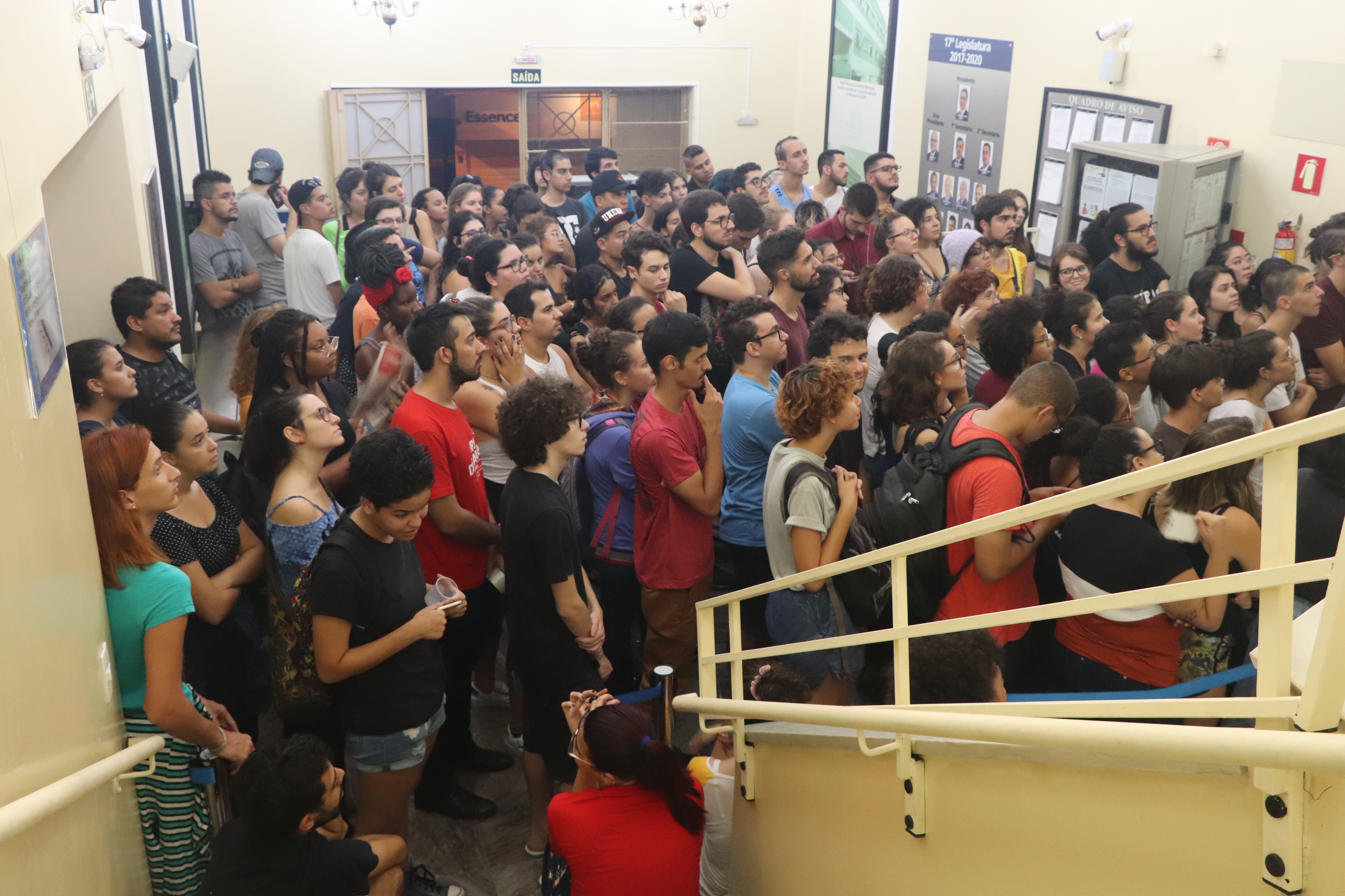 Estudantes lotam a Câmara Municipal para discutir volta de Restaurante Universitário (com vídeo)