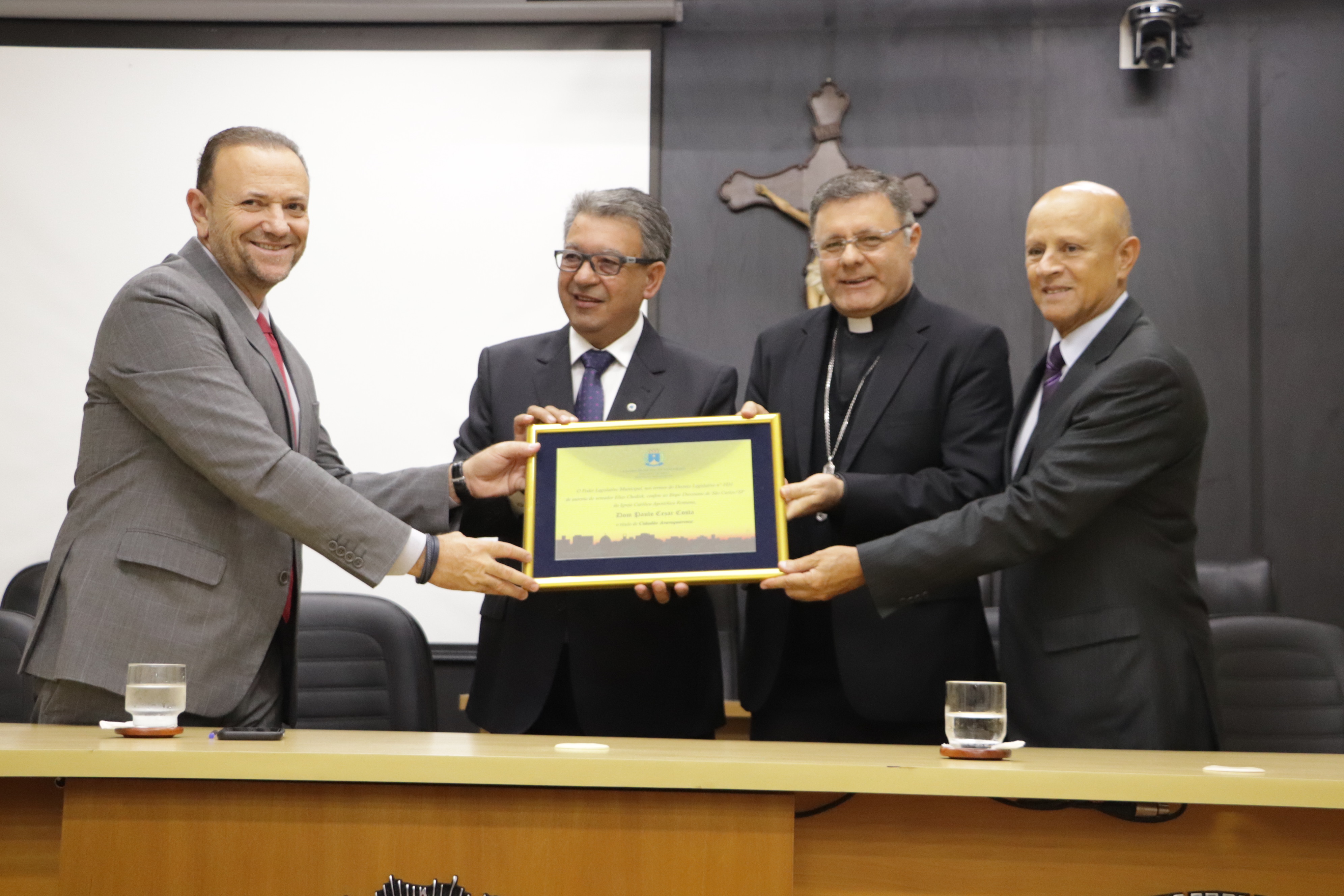 Bispo Dom Paulo Cezar Costa recebe título de Cidadão Araraquarense na Câmara Municipal (com vídeo)