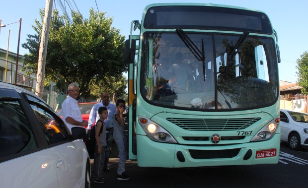 Alunos de escola do Jardim América recebem ônibus escolar gratuito