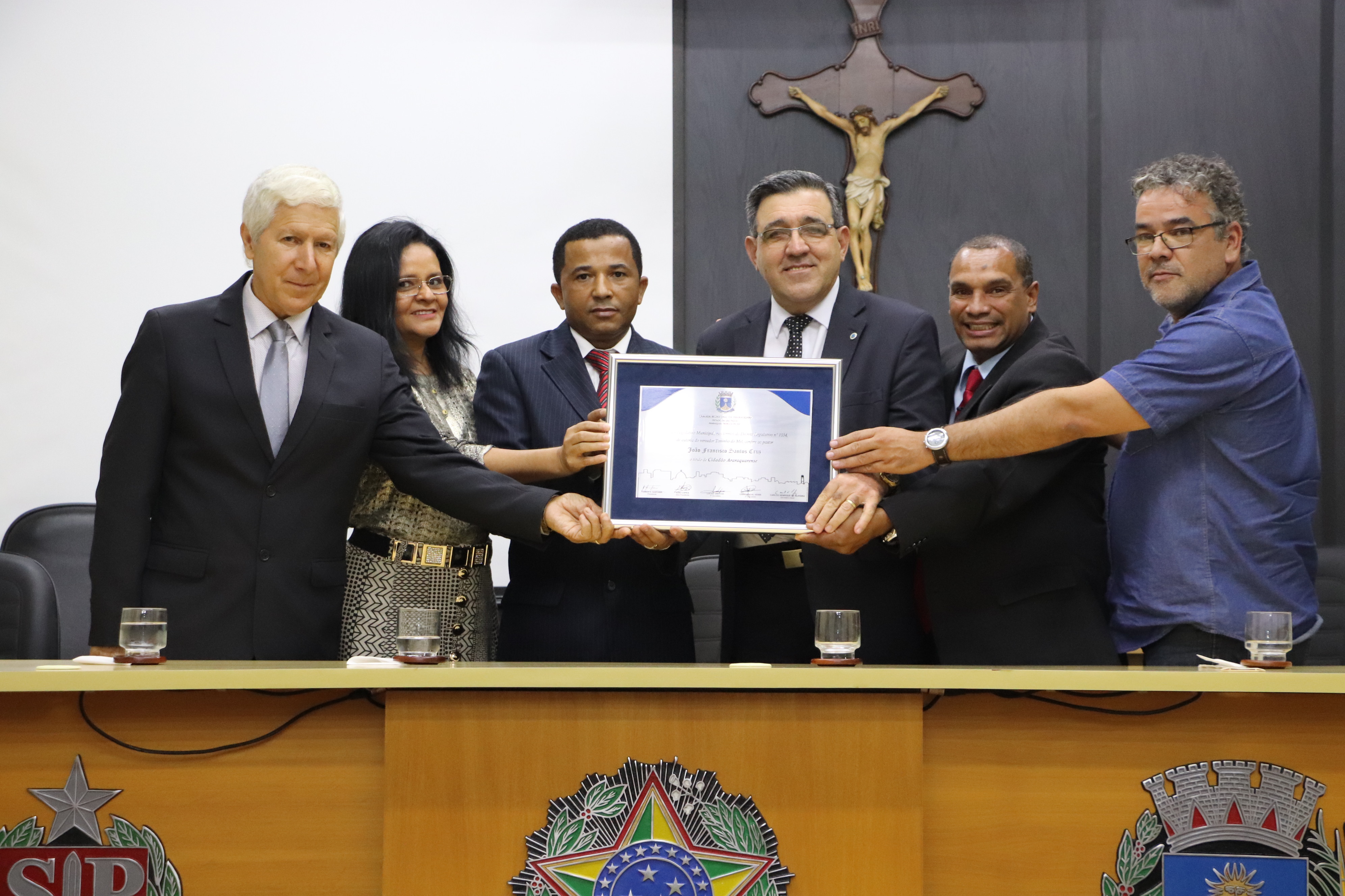 Pastor João Francisco Santos Cruz recebe Título de Cidadão Araraquarense na Câmara Municipal (com vídeo)