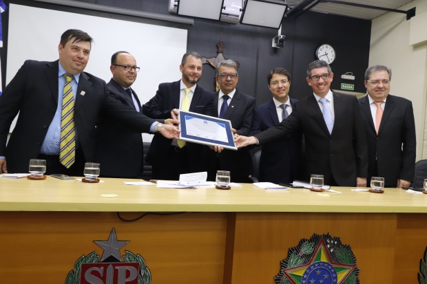 Presidente da OAB/SP recebe Título de Cidadão Araraquarense (com vídeo)