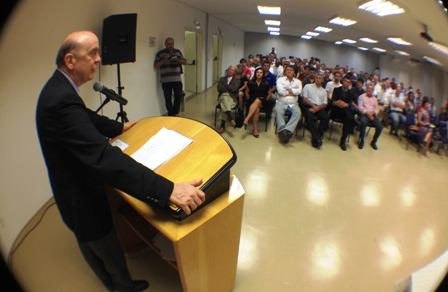 José Serra ministra palestra em Araraquara