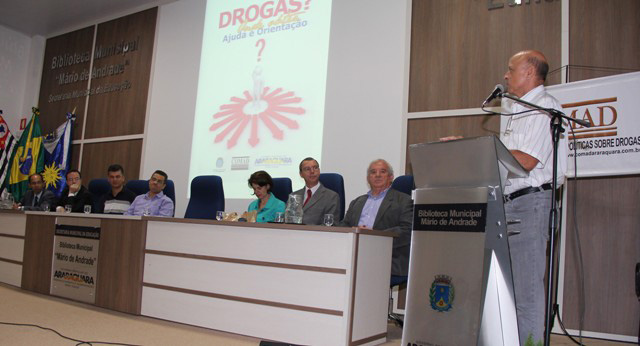 Guia “Drogas? Onde obter ajuda e orientação” é lançado na Biblioteca Municipal