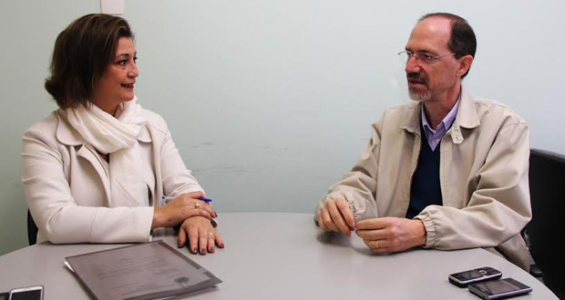 Edna conversa sobre o Cedeface com  o secretário da Saúde Álvaro Guedes