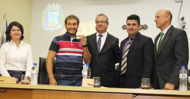 Paratleta Alex Palhares recebe Medalha de Mérito Desportivo (com vídeo)