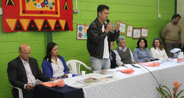 Vereadores participam da entrega de materiais didáticos de trânsito na Fundecitrus