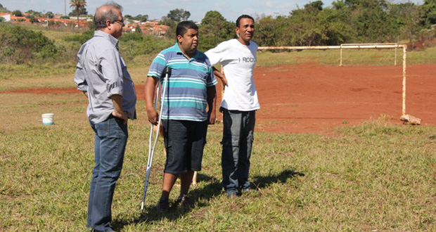 Martineli busca melhorias para o campo de futebol do Águas do Paiol