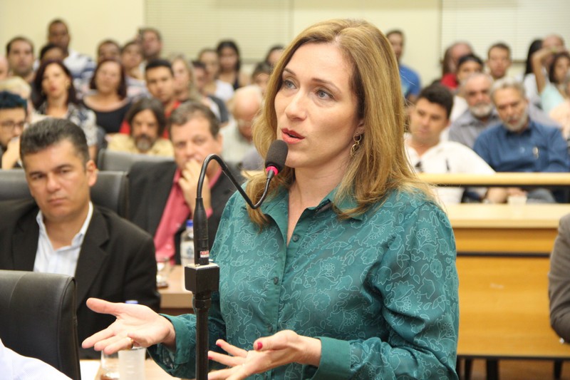Juliana pede aprovação de tratamento de varizes na rede pública de saúde