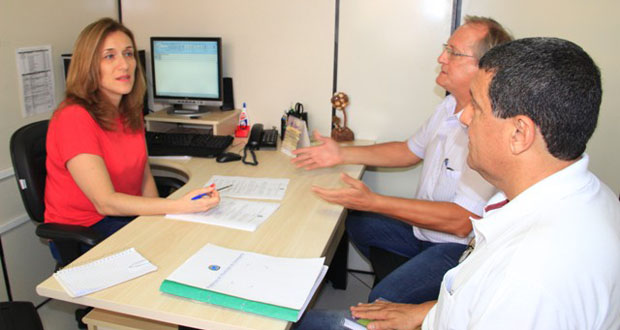 Juliana Damus discute regulamentação do transporte de tração animal