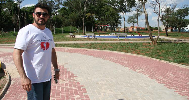 Geicy Sabonete confere os detalhes finais para a inauguração de área de lazer no Maria Luiza