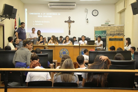 Alunos realizam ensaio do Parlamento Jovem da Escola do Legislativo da Câmara Municipal.