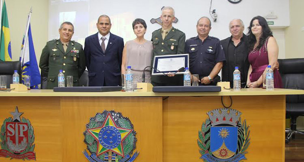 Em Sessão Solene, Câmara torna beneméritos tenente Celso e Delbon... e atribui Valor Militar a monitores e atiradores