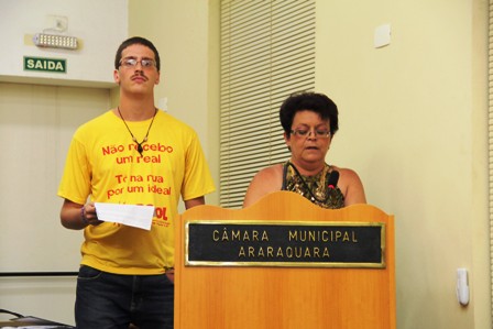 Josiane e Dmitri mostram descontentamento na Tribuna Popular 