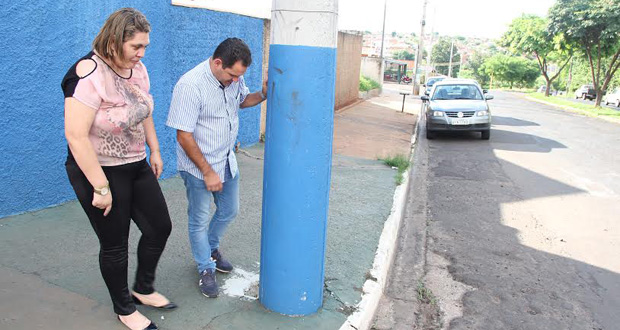 Buraco em base de poste vira problema no Adalberto Roxo, diz Buchechinha