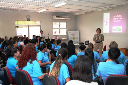 Edna faz palestra sobre violência contra a mulher na CPFL Atende