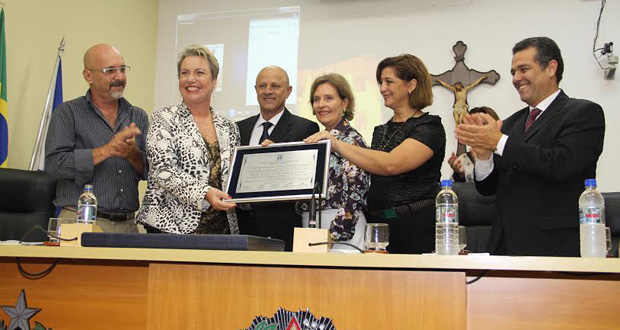 Sessão Solene na Câmara homenageia Silvia Brunetti – Mulher Destaque