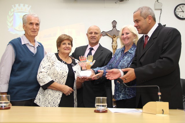 Rosa Maria da Cunha Alves recebe Prêmio Artesão Destaque do Ano (Com vídeo)