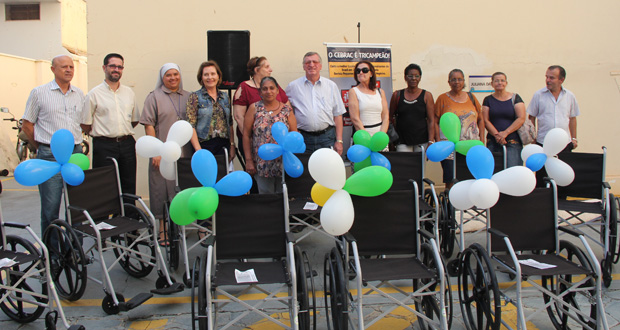 Cebrac faz entrega de cadeiras de rodas na Câmara Municipal