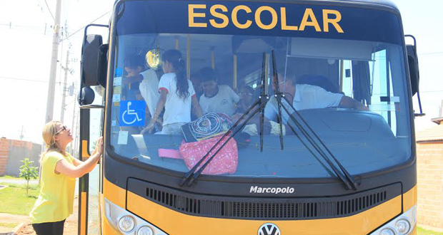 Ônibus escolar superlotado, com 74 crianças, é parado pela PM no