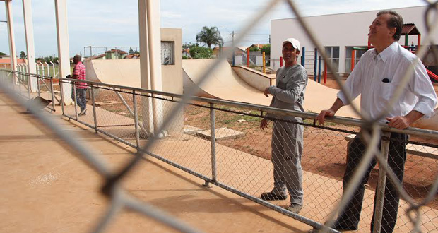 Em fiscalização, Simioni encontra obras paradas e ‘abandonadas’ há três meses